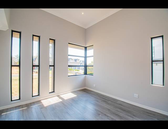 4 BEDROOM GATED ESTATE FOR SALE IN WATERLAKE FARM LIFESTYLE ESTATE